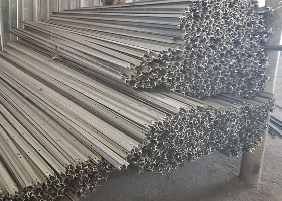 A estrela dada forma galvanizou os cargos/o cargo de aço cerca do gado duradouro e reusável